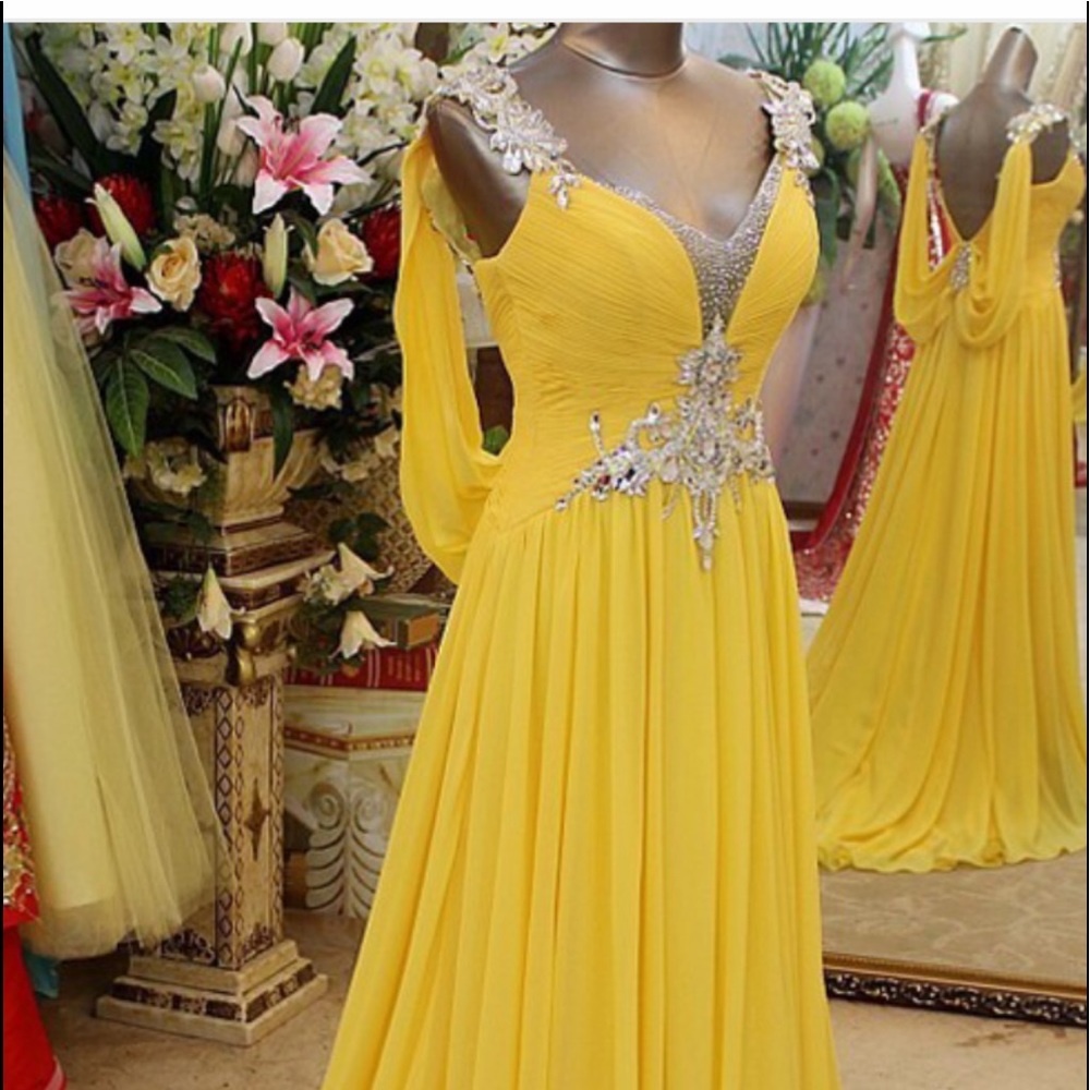 Beautiful Evening Gown by HEBEOS size 4 never worn canary yellow with diamonds